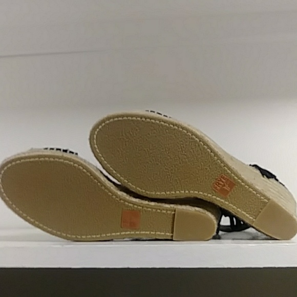 FRYE Fringe Ankle Strap Espadrille Wedges Suede Black Size 10 Fits like a 9.5 - Picture 7 of 7